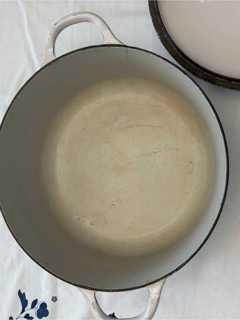 Vintage Le Creuset cream enamel Dutch oven with blue tulip pattern - Picture 4 of 11